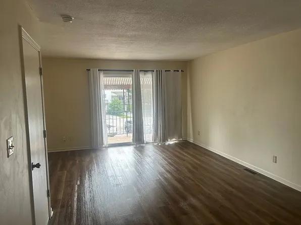 7104 NW Chapel Woods Ln, Kansas City, MO 64152