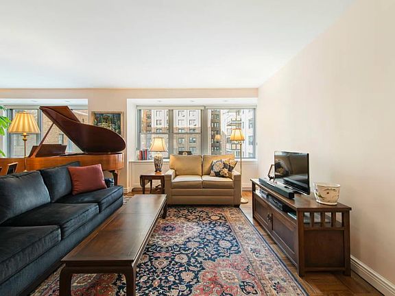 4th image of 15 W 72nd St APT 8U