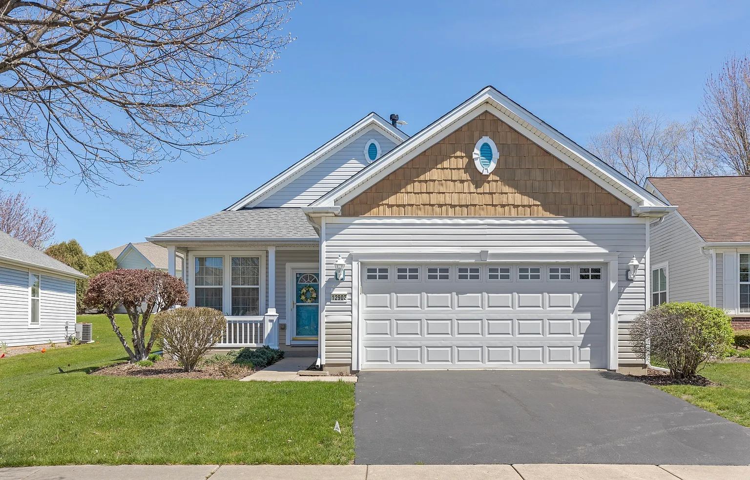 12902 Applewood Dr photo 1