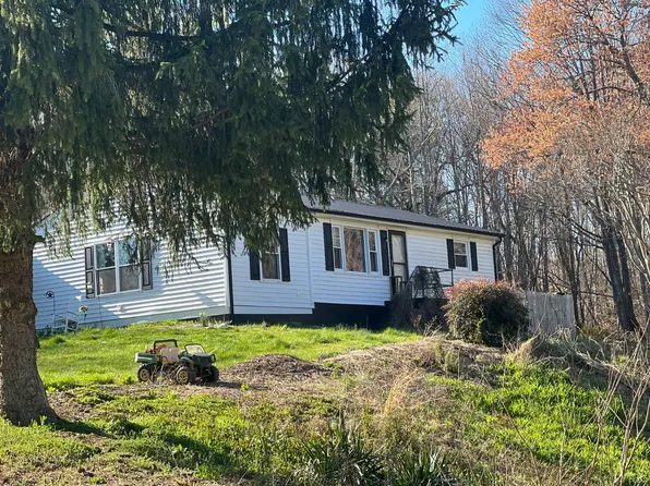 128 Bailess Dr, Hurt, VA 24563