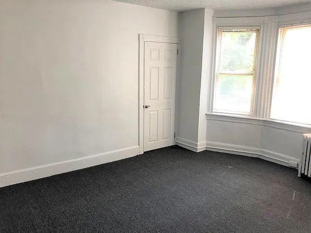 4 bed, $1,200 — Photo 3