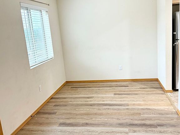 5th image of 372 NE Ohenry Ct