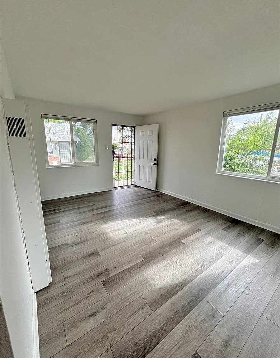 1 bed, 1.0 bath, 800 sqft, $899 — Photo 1