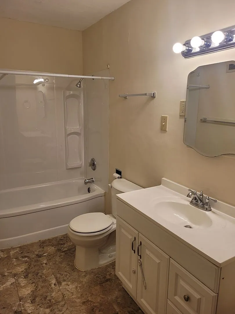 3 bd, 2 ba house in east campus across from Boone Hospital, walk to campus and downtown, great sh... — Photo 2