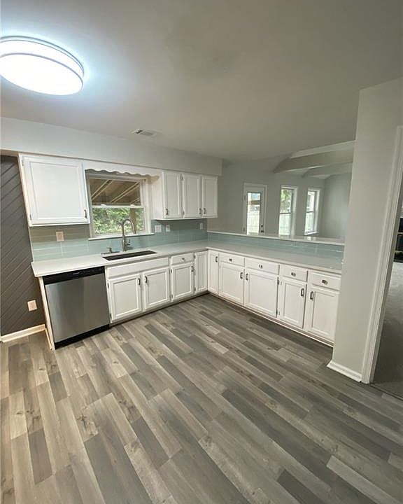 1st image of 988 Kela Cres