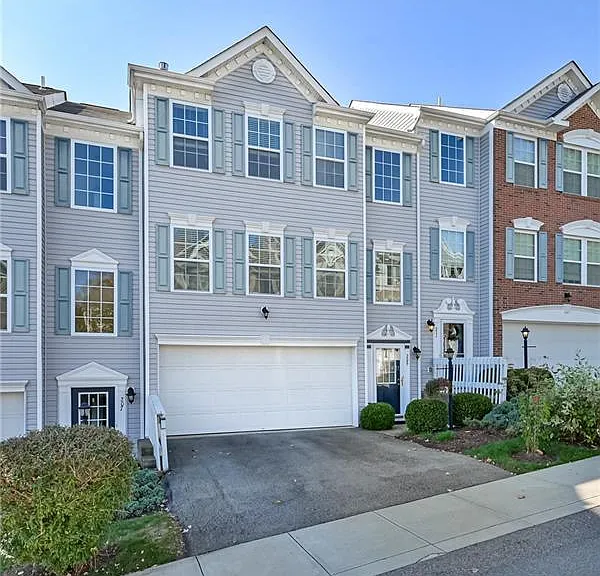 209 Ascot Ct — Photo 1