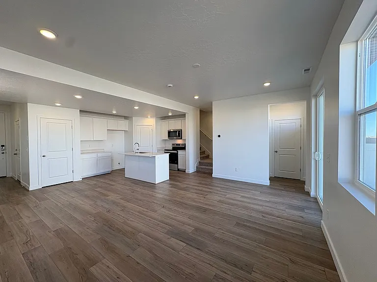 1592 N Summer Springs Cv — Photo 3