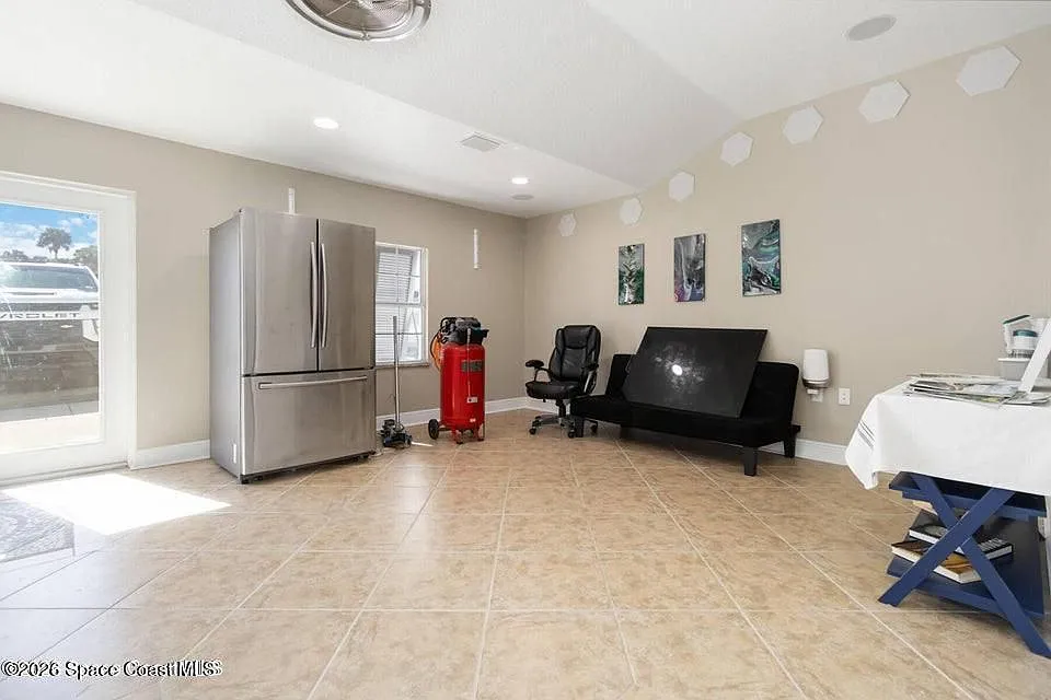 2 bed, 1.0 bath, 2258 sqft, $4,000 — Photo 4