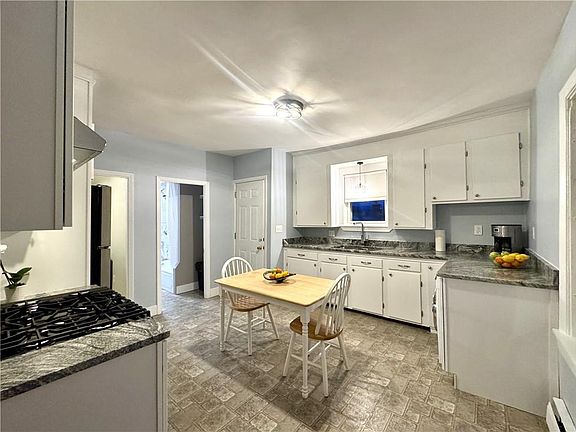 4th image of 368 Beverage Hill Ave