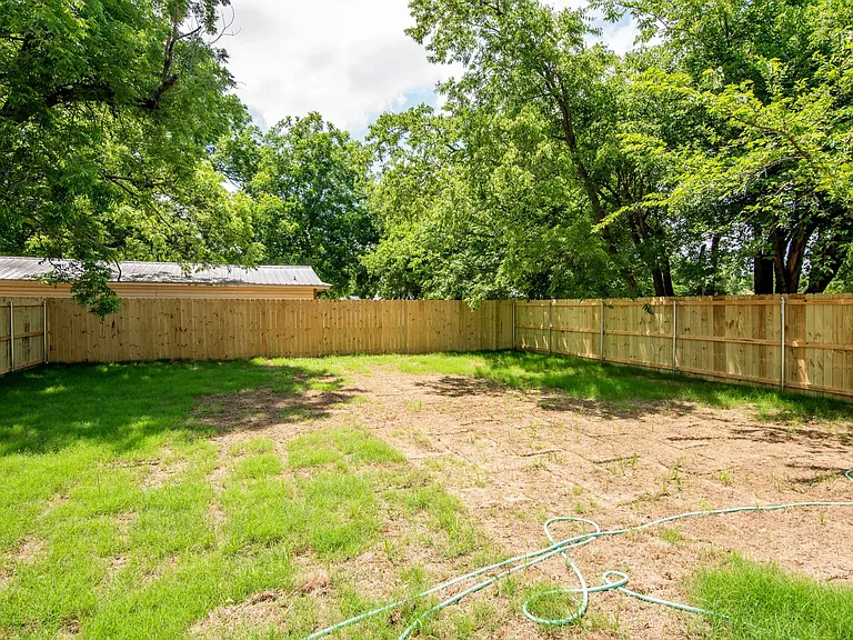 1321 Franklin Ave — Photo 10