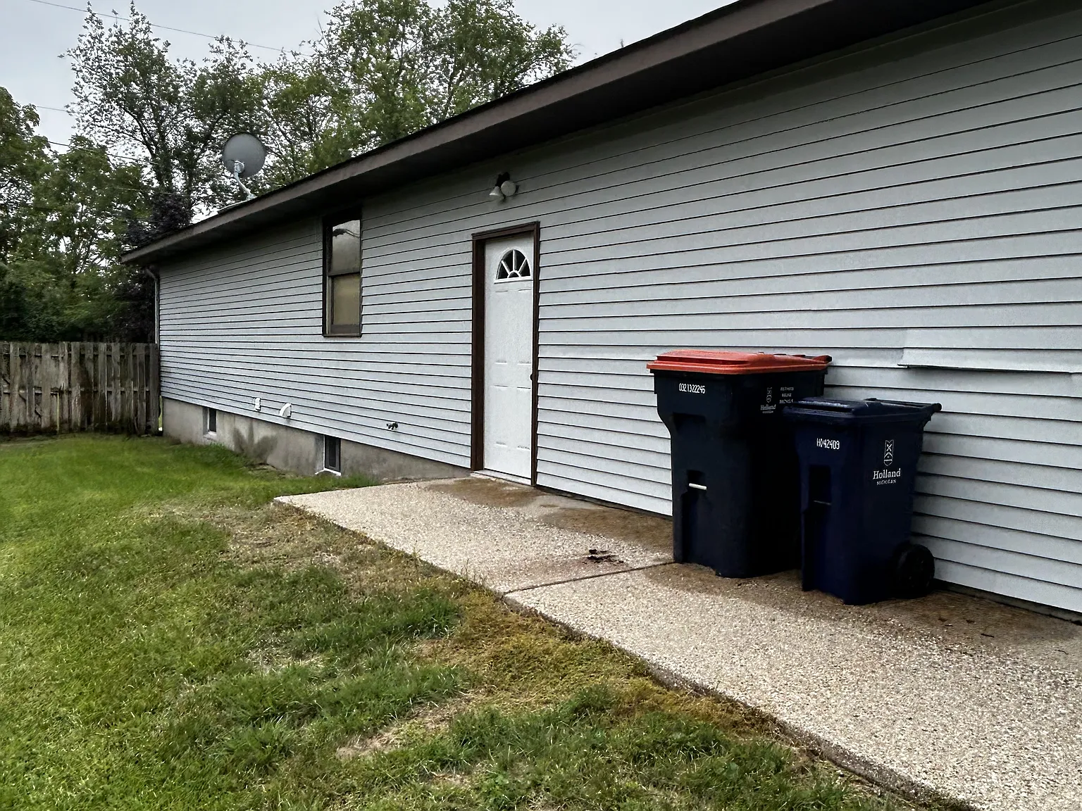 Spacious 5-Bedroom, 3-Bathroom Home with Large Fenced-In Backyard — Photo 4