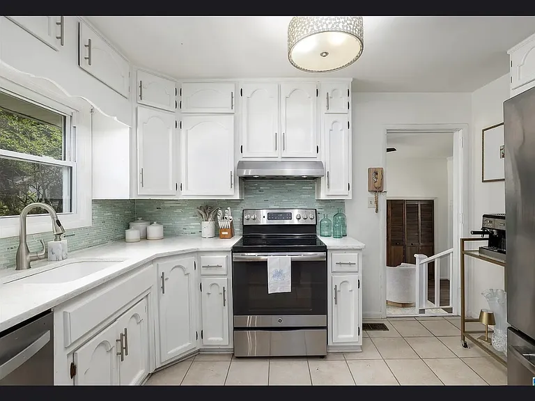 660 Bourbon Cir — Photo 4