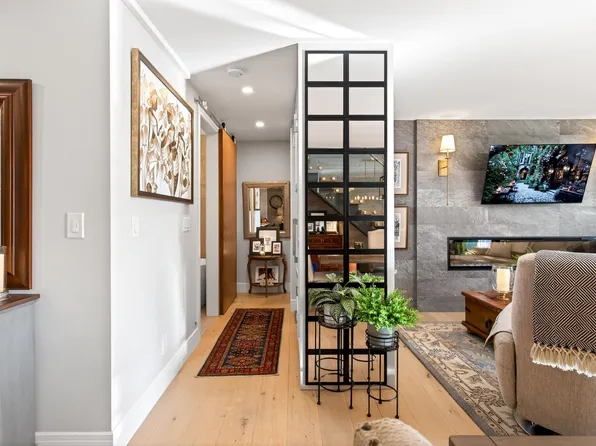 2344 Atkins Ave #306, Pt Coquitlam, BC V3C 1Y8