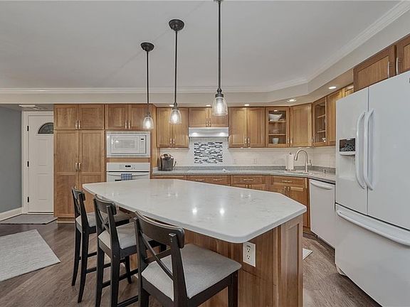 Kitchen Island with Quartz Countertop