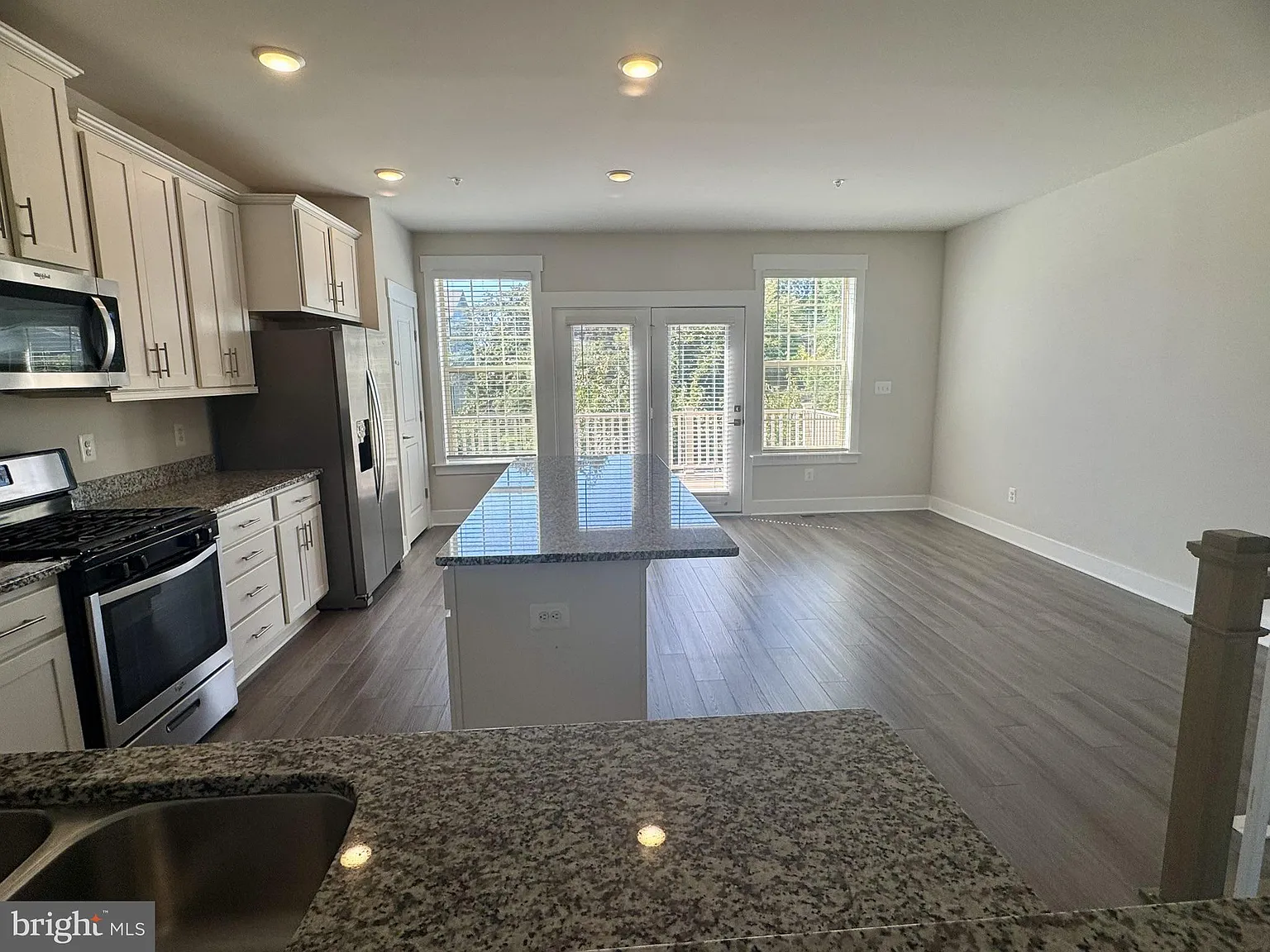 4 bed, 3.5 bath, 2016 sqft, $2,900 — Photo 4