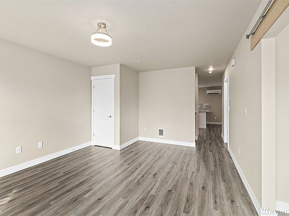 4th image of 207 Norpoint Way NE