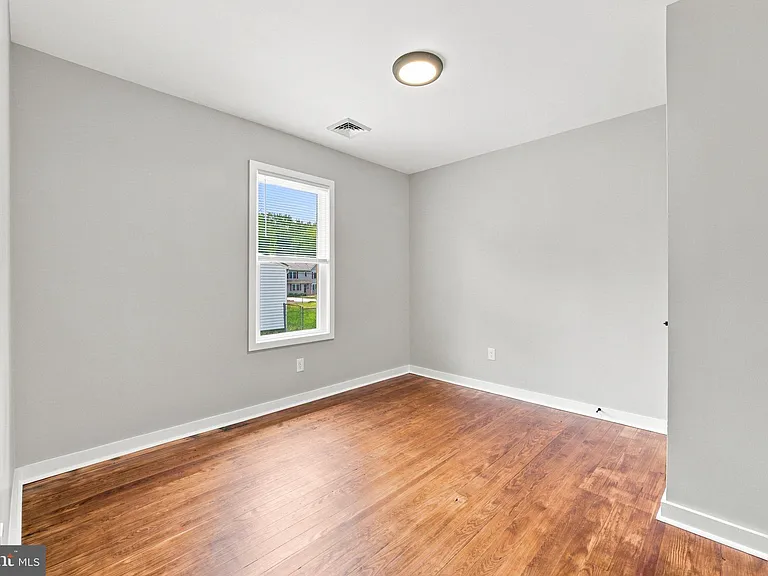 107 Broad Ave — Photo 11