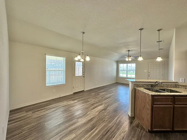 3323 Stonewall Dr — Photo 7