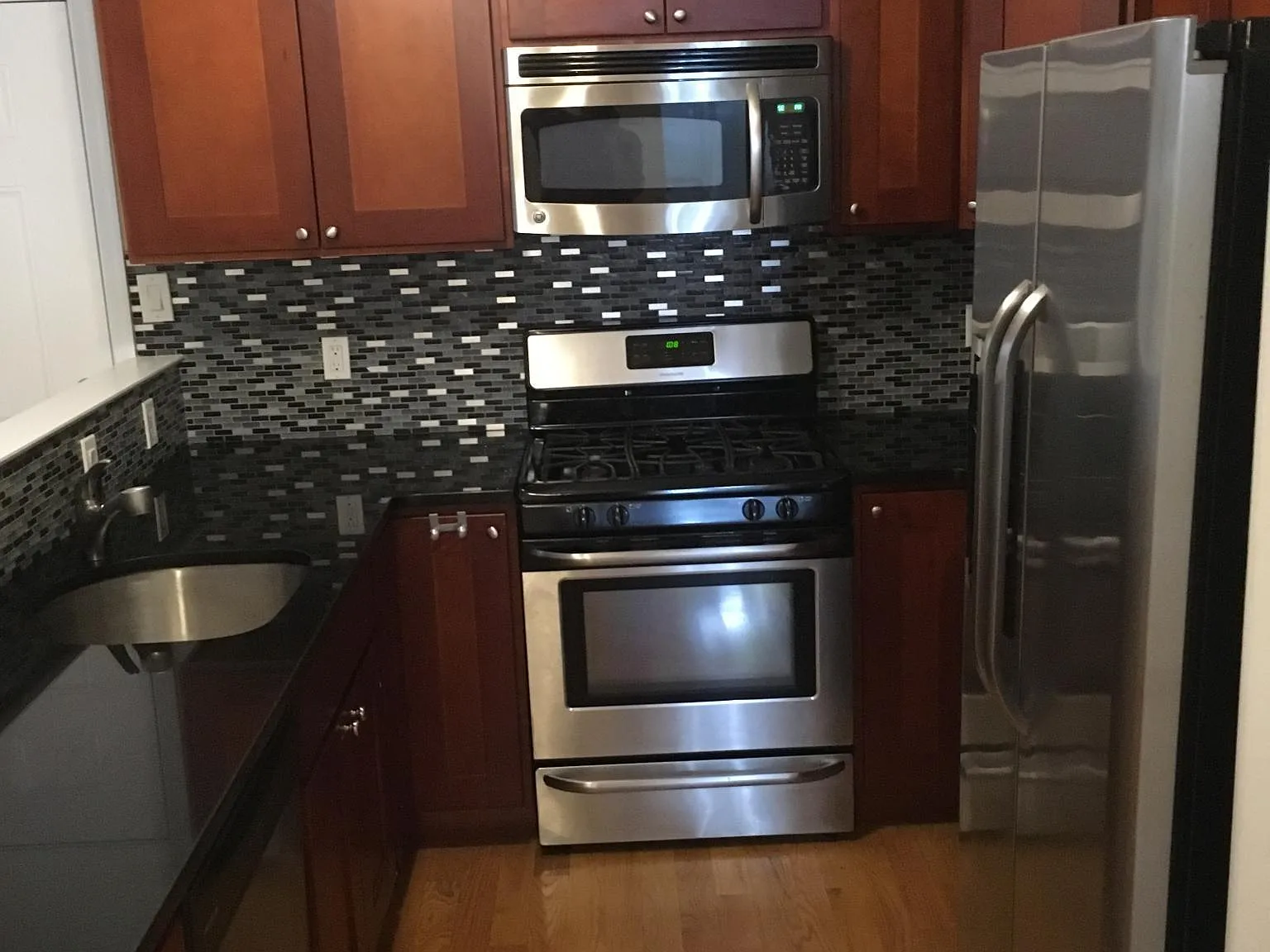 3 bed, 1100 sqft, $2,050 — Photo 4