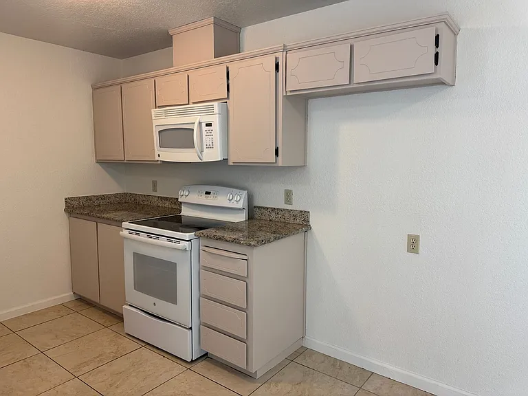 2047 Deauville Dr — Photo 25