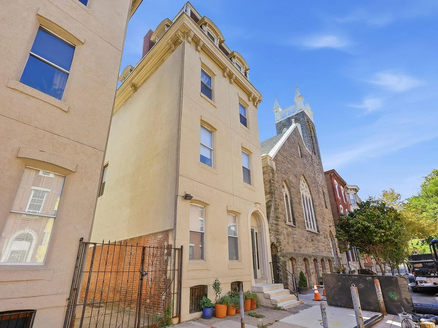 2 bed, $2,564 — Photo 2