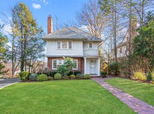 11 4th Rd, Great Neck, NY 11021