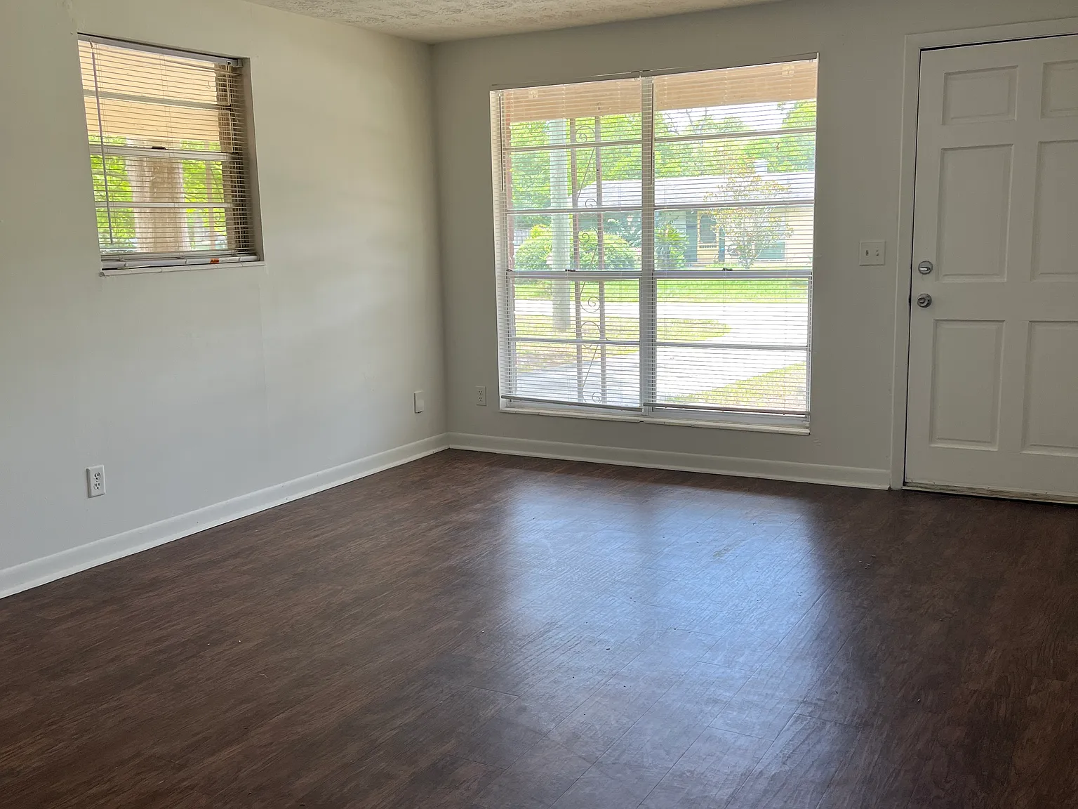 3 bed, 1.5 bath, 1025 sqft, $1,500 — Photo 2