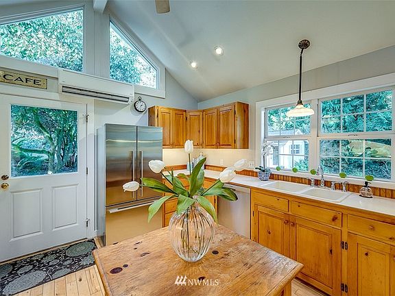 3rd image of 10459 Duncan Lane NE