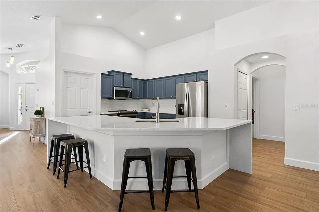 3 bed, 2.0 bath, 2003 sqft, $4,000 — Photo 3