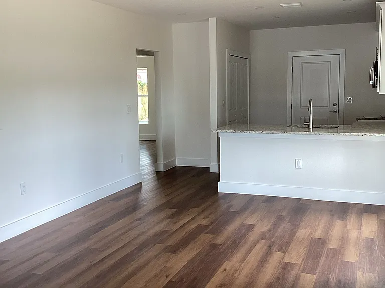 907 E 26th Ave — Photo 5