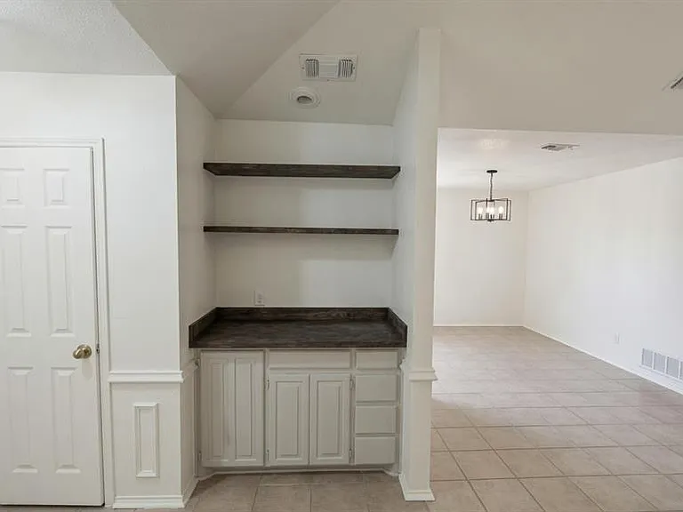 215 Mountainview Dr — Photo 3