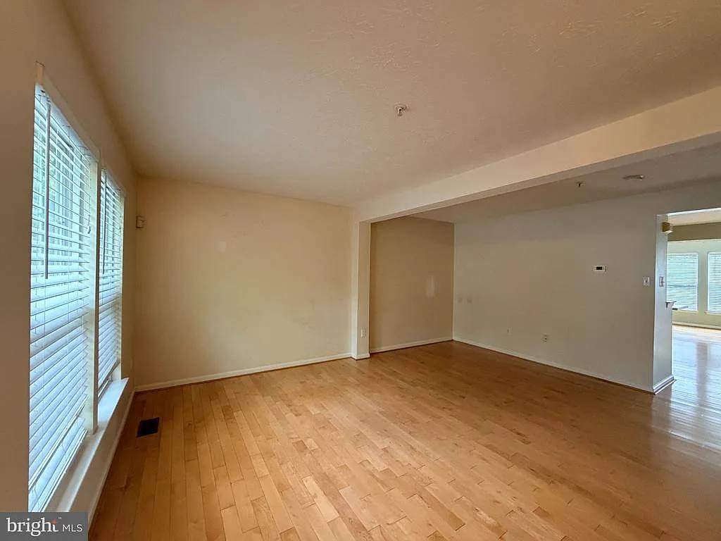 3 bed, 2.5 bath, 2050 sqft, $2,800 — Photo 2