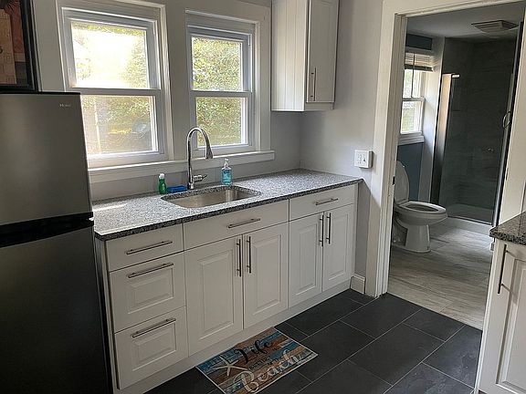 5th image of 42 Spring Glen Rd