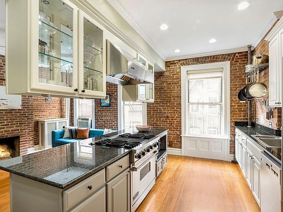 3rd image of 204 W 85th St APT 4