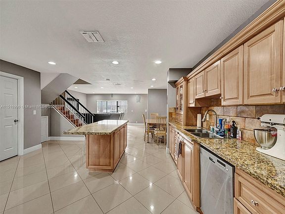 4th image of 4914 Sheridan St #1