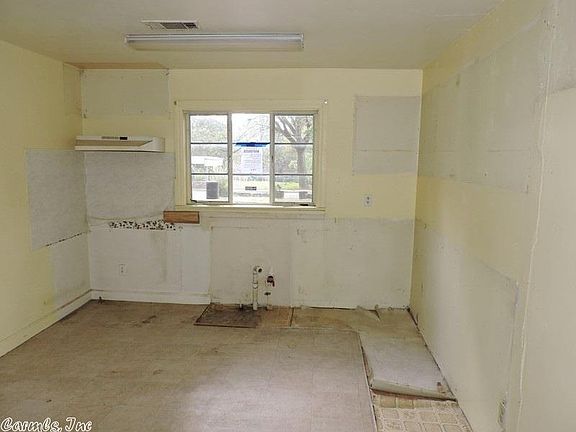 4th image of 539 Summer St