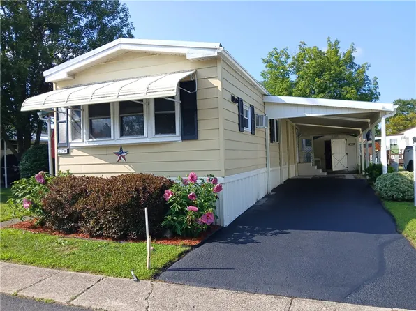8 Village Pkwy, Manchester, NY 14504