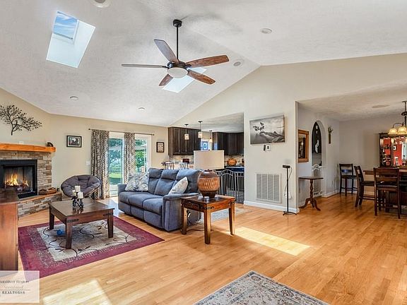 3rd image of 4220 Mountain Valley Rd