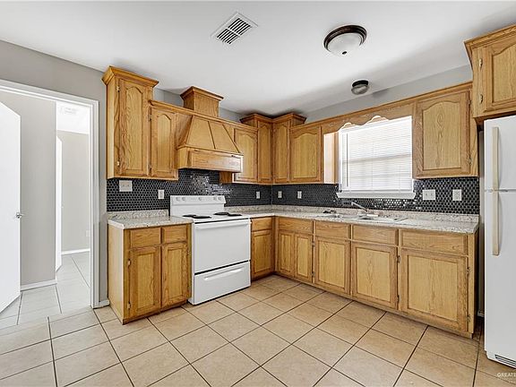 4th image of 601 Agate St #2