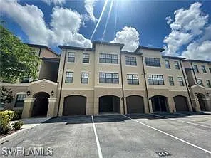 2 bed, 2.0 bath, 1181 sqft, $4,000 — Photo 2
