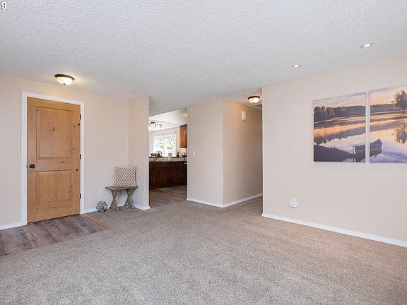 4th image of 30 Alderwood St