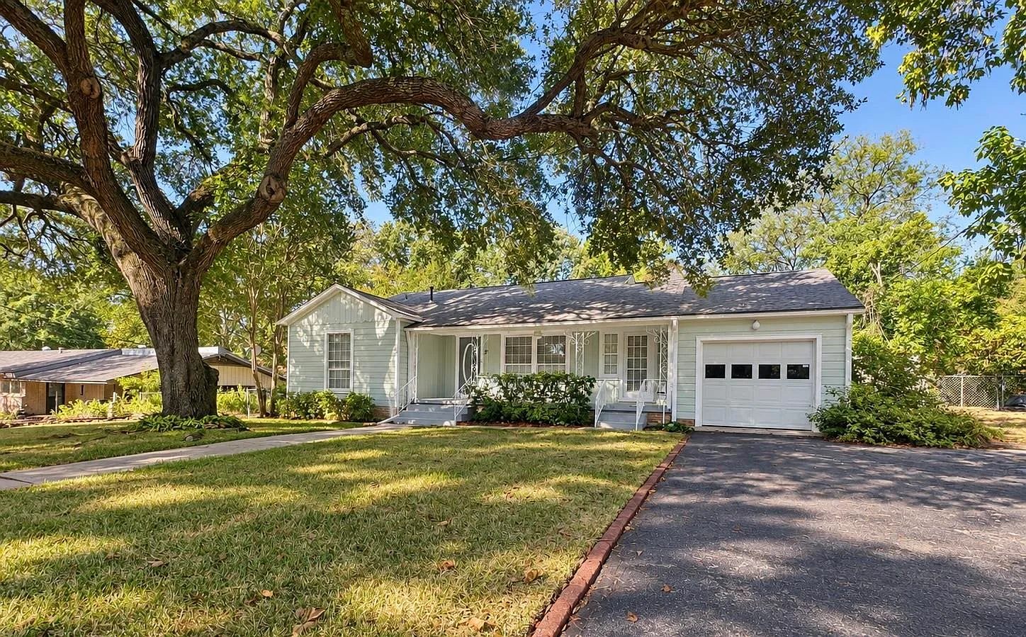 2 bed, 1.0 bath, 1360 sqft, $1,600 — Photo 1