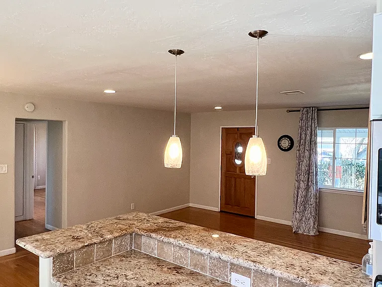 2436 Parkwood Dr — Photo 5
