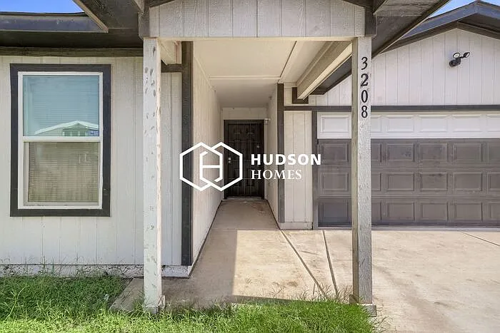 3 bed, 2.0 bath, 1298 sqft, $1,035 — Photo 3