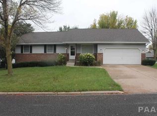 1014 Redbud Ln, Eureka, IL 61530