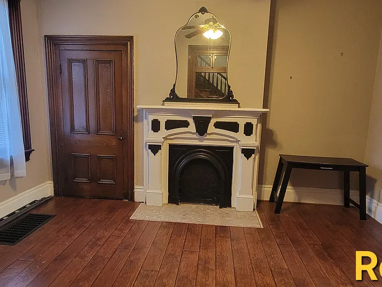 2323 Sarah St — Photo 7