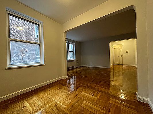 2nd image of 140 Van Cortlandt Ave W APT 5L
