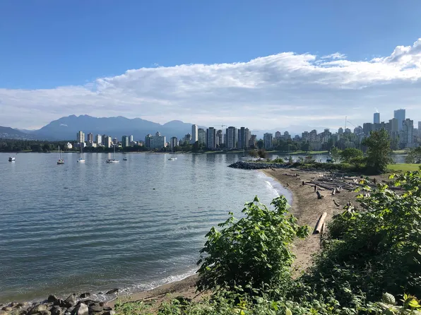 1425 Cypress St #203, Vancouver, BC V6J 3L1