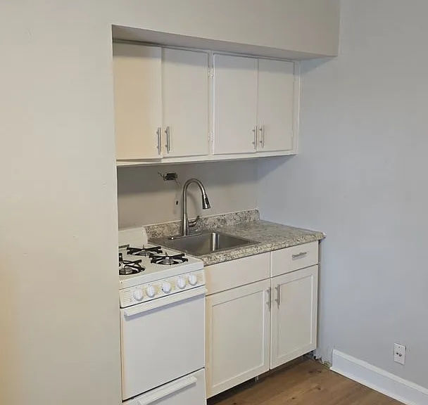 Lower East Side Milwaukee Studio and One bed Apartments- Flexible Lease Terms — Photo 2