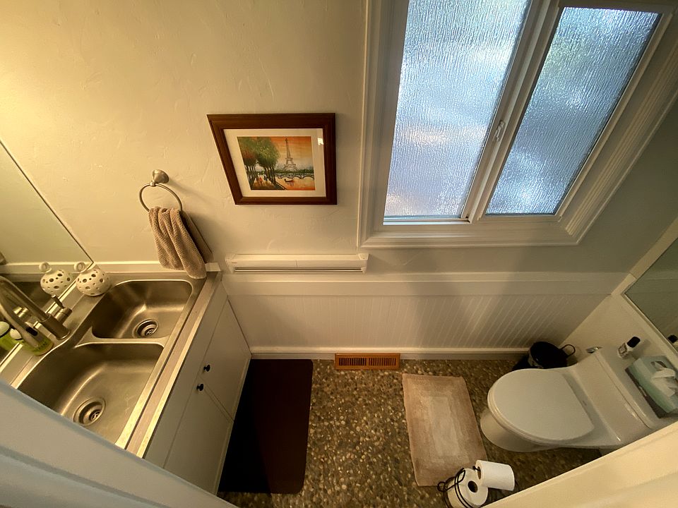half bath near entryway, utility dual sink helpful with laundry steps away!